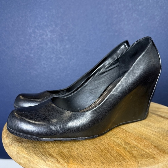 Kenneth Cole Reaction "Did U Tell" Black Wedge Pumps, Size 9.5 - Picture 1 of 7